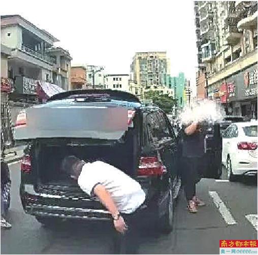 智赢策略 “奔驰男”别车挥球杆砸车被刑拘
