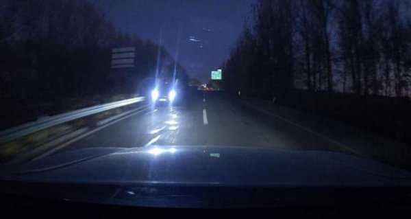 沪深股票配资 齐齐哈尔一高速上有SUV开远光逆行 当地交警：已锁定涉事车辆，将严厉查处